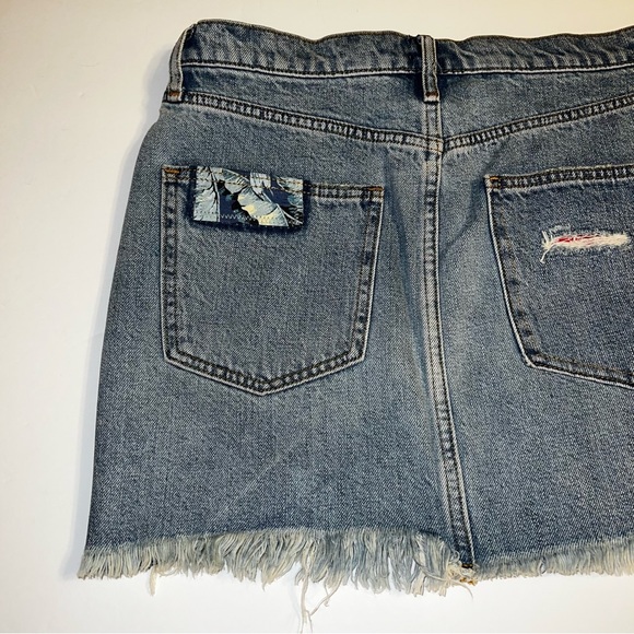 GAP Denim Patchwork Distressed Medium Wash Mini Skirt NWT Sz 27 - Picture 12 of 13